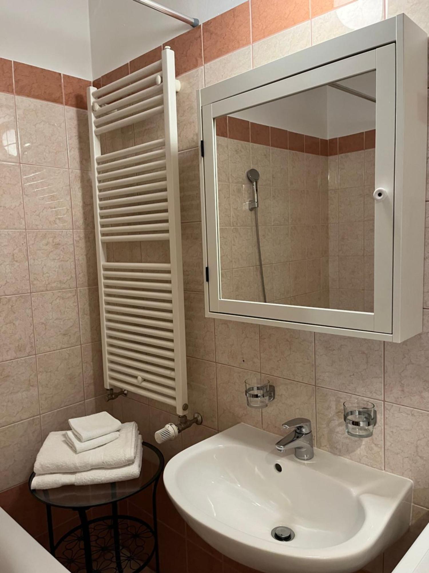 City Center Apartments With Optional Garage Budapest Bagian luar foto